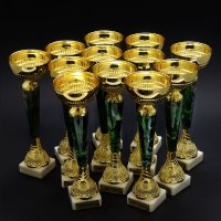 Кубок з зеленою ніжкою