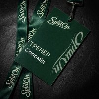 Бейдж акрил молочний 3 мм із кольоровим шнурком вертикальний 10100656 висота: 11 см