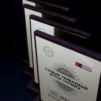 Дипломи вертикальний на підставці
